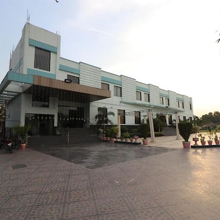 Oyo 33387 Laxmi Lawn And Resort Suite Lucknow Ngoại thất bức ảnh