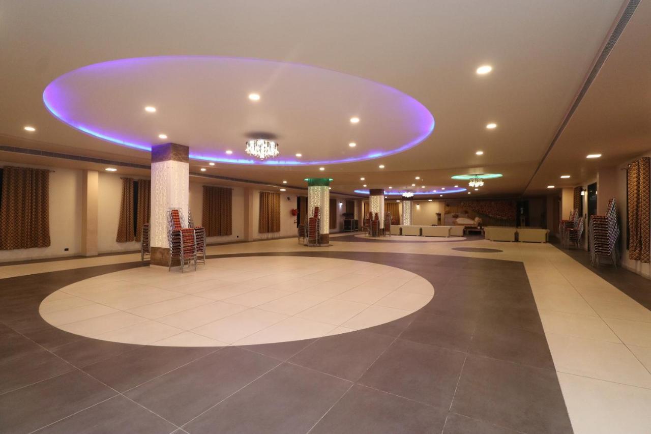 Oyo 33387 Laxmi Lawn And Resort Suite Lucknow Ngoại thất bức ảnh